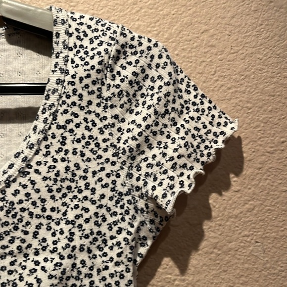 Brandy Melville Women’s Floral Button Down Lettuce Trim Shirt Size XS-Small - Picture 4 of 8